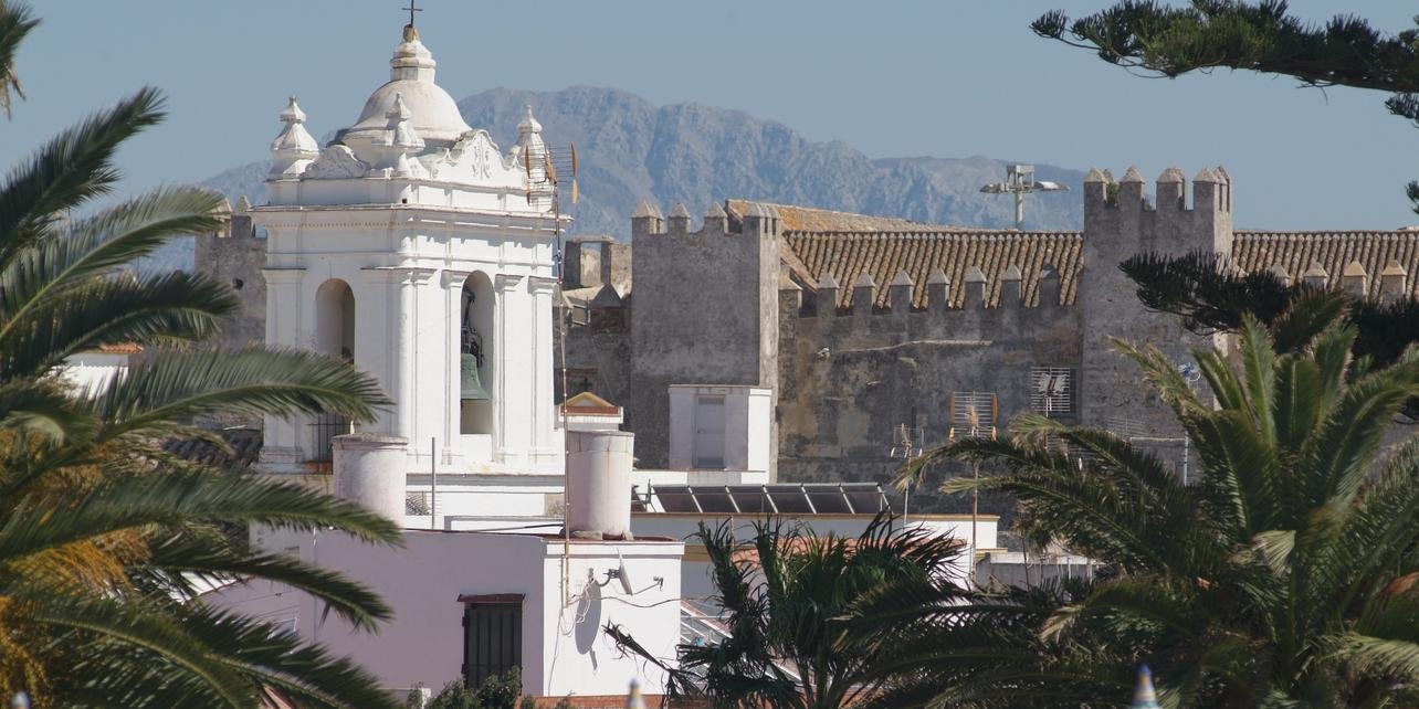 Iglesia de San Francisco y Castillo de Guzmán el Bueno en Tarifa Iglesia de San Francisco y Castillo de Guzmán el Bueno en Tarifa