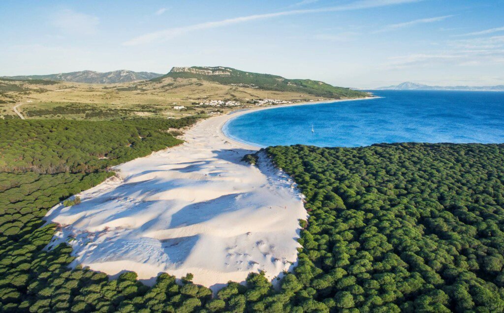 Vista aérea de la Duna de Bolonia en Tarifa – Playa paradisíaca y naturaleza virgen en Cádiz.