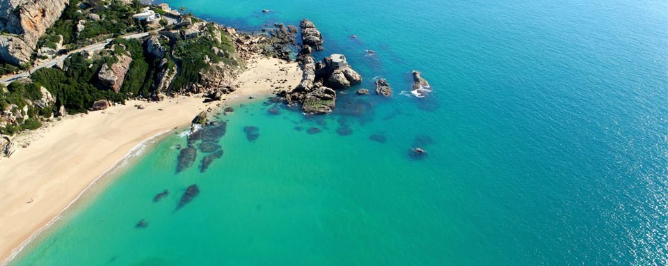 Vista aérea de la Playa de Zahara de los Atunes – Aguas cristalinas y arena dorada en la costa gaditana.