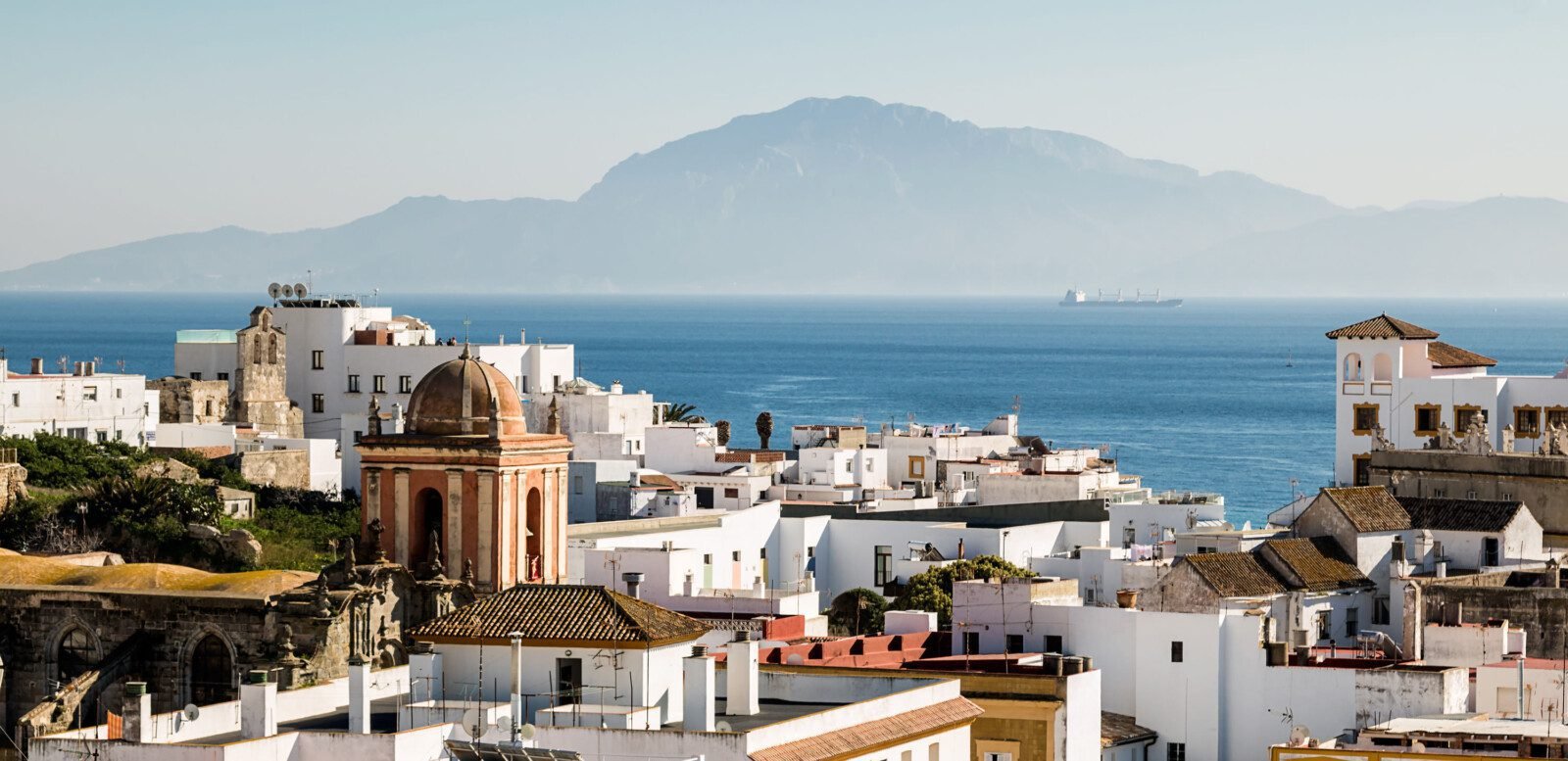 Casco Antiguo de Tarifa – Historia, Cultura y Vistas al Estrecho de Gibraltar. El casco antiguo de Tarifa con sus calles blancas y vistas impresionantes del Monte Musa en Marruecos.