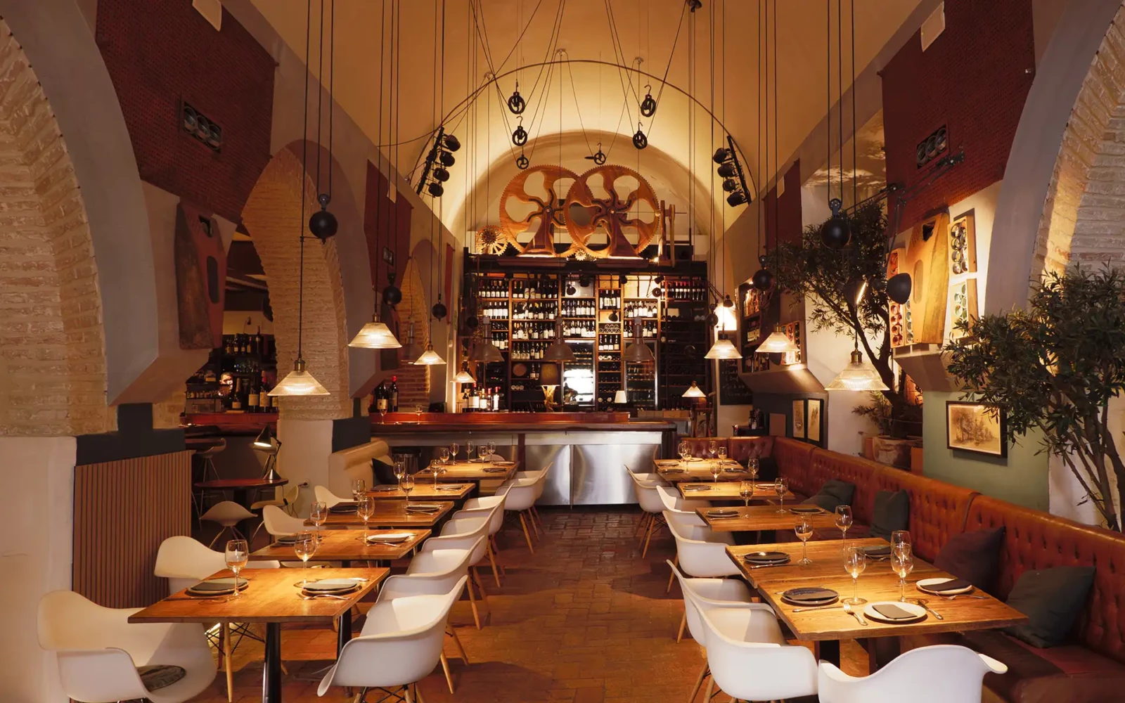 silos-19-tariff-restaurant Interior of the restaurant Silos 19 in Tarifa, a space with history and signature cuisine.