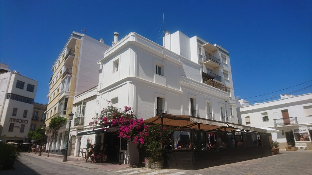 Bar El Francés in Tarifa - Charming terrace in the old town, ideal for tapas and tuna montadito.