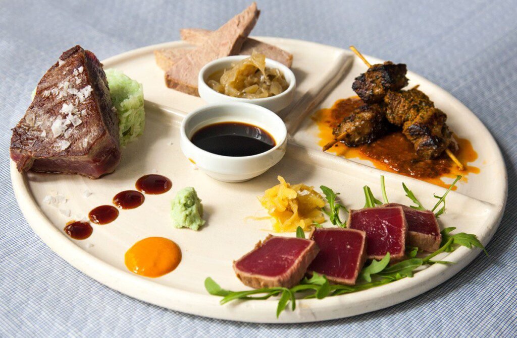 Bluefin tuna dish at La Pescadería Tarifa - Tataki, sirloin and skewers with flavors of the sea.